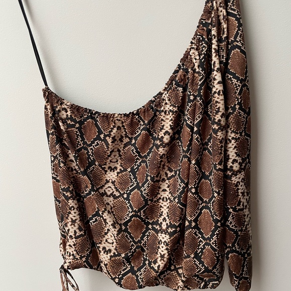 BCBG One shoulder top. Sz L tie waist makes it adjustable crop or no crop! - Picture 4 of 5